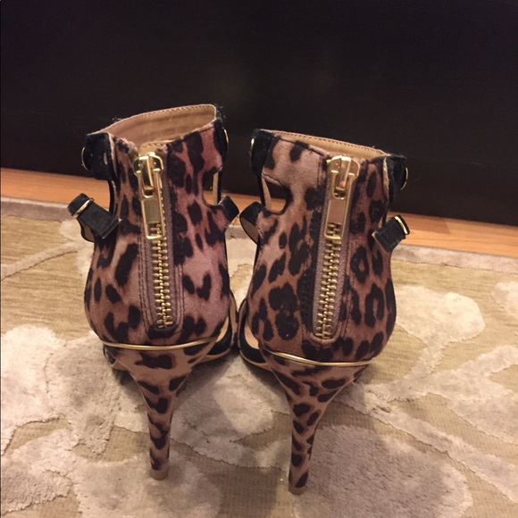Forever 21 Gold and Leopard Detailed Sandal - Picture 3 of 4